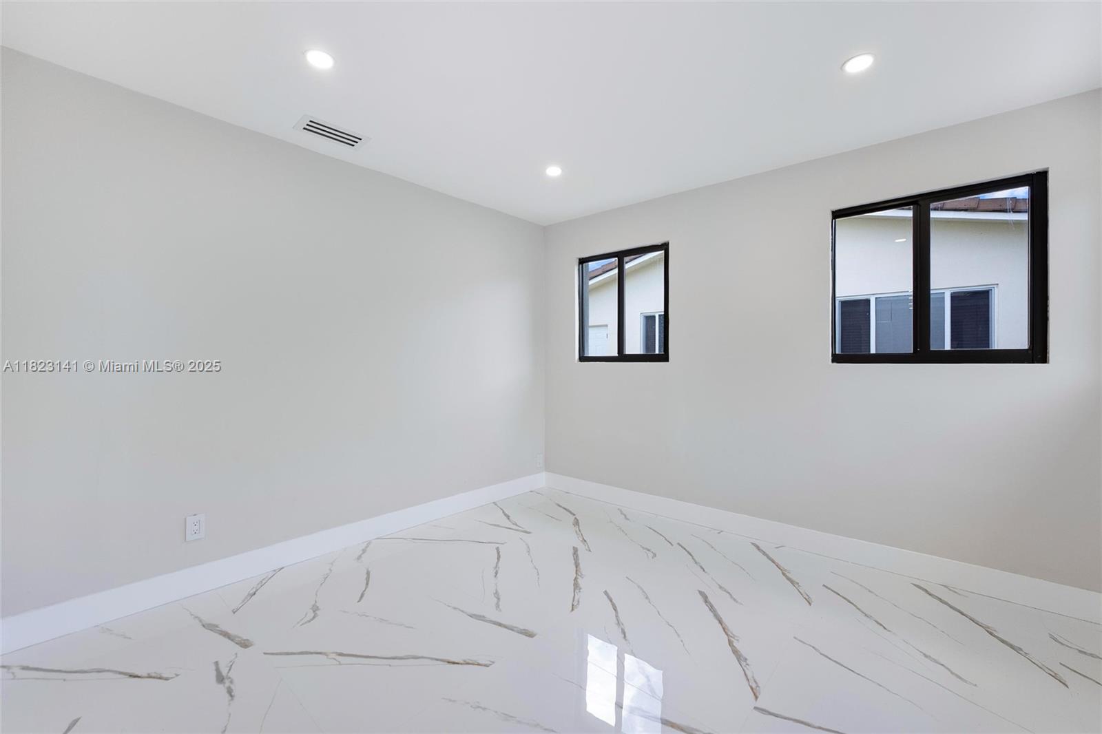 HOLLYWOOD HILLS - Residential