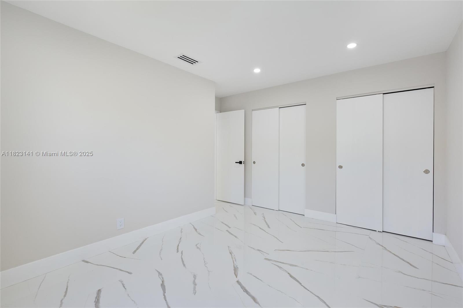 HOLLYWOOD HILLS - Residential