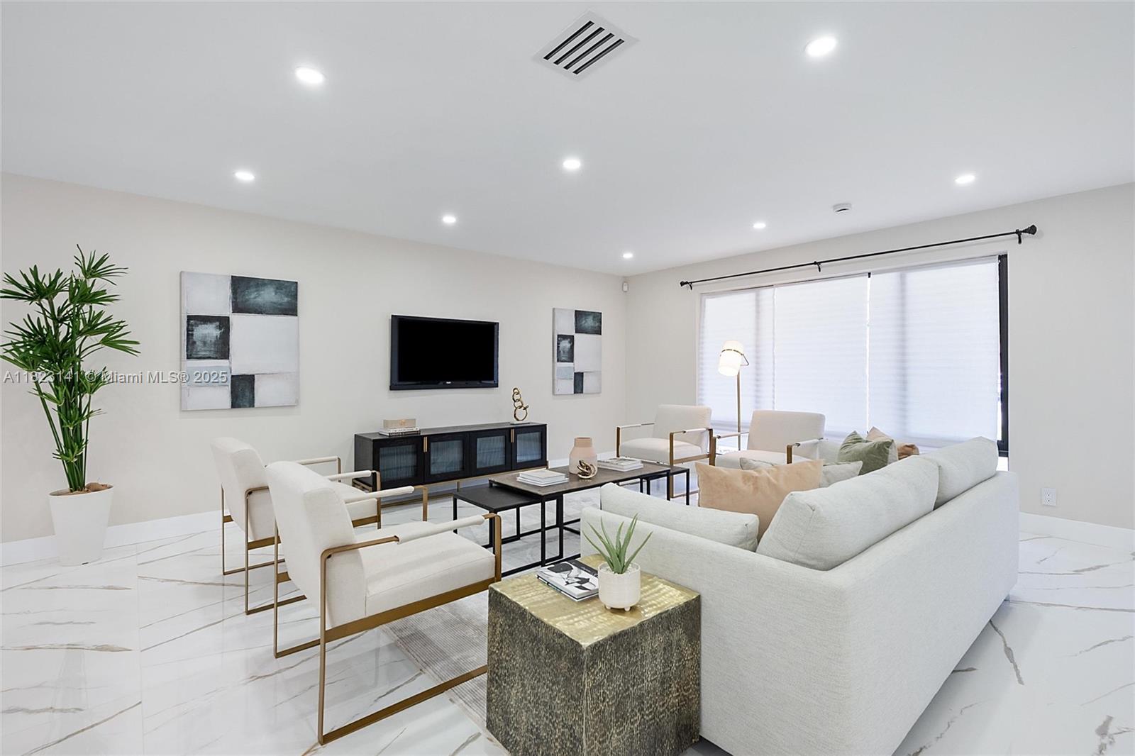 HOLLYWOOD HILLS - Residential