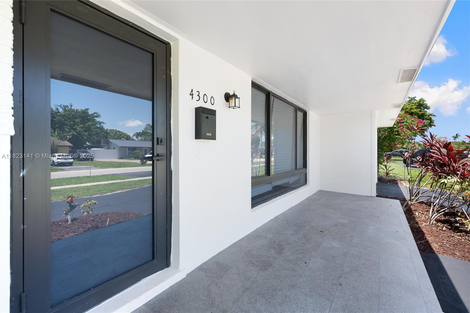 HOLLYWOOD HILLS - Residential