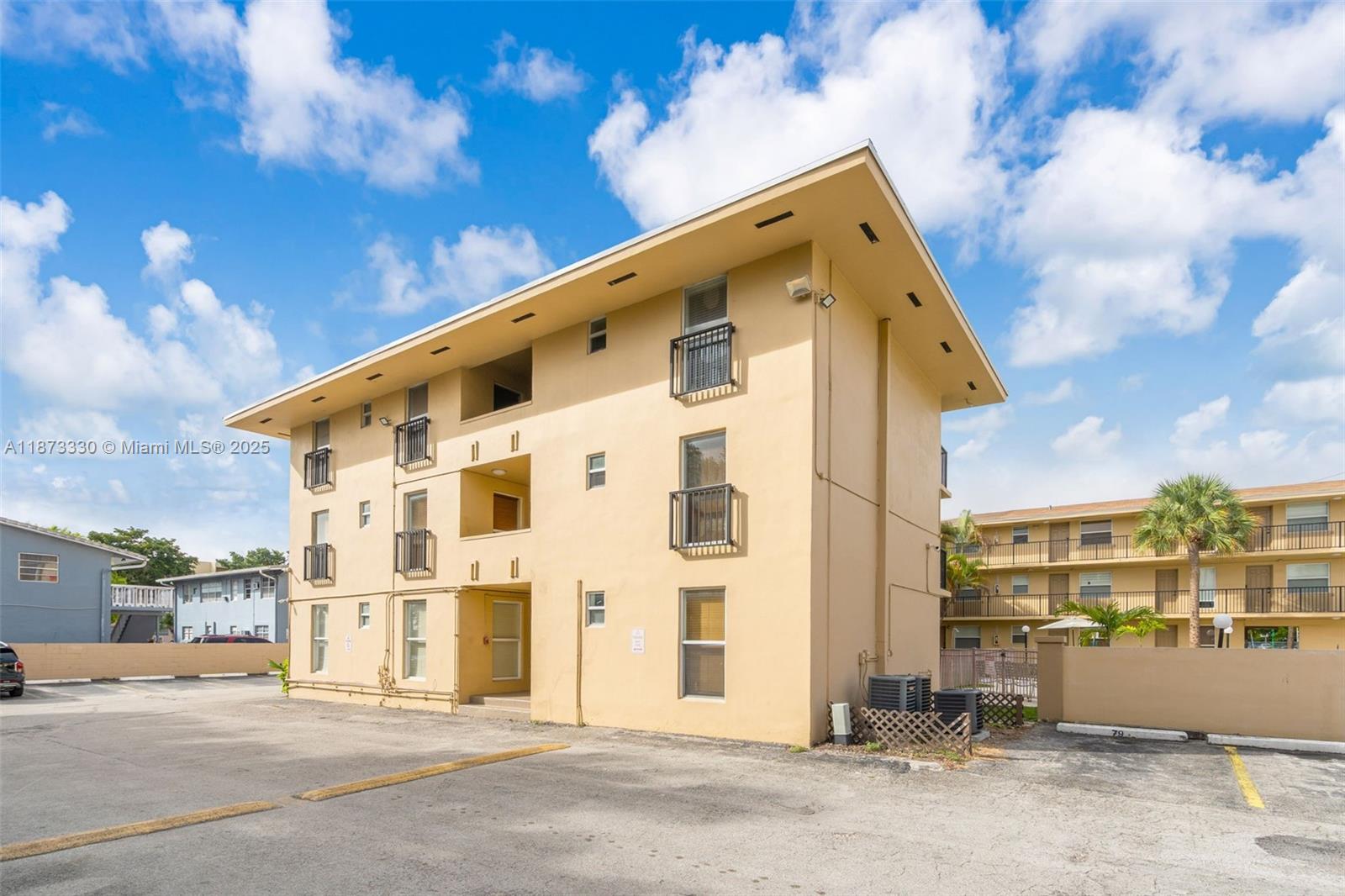 Prime Location Just 5 Minutes from the Airport!
This conveniently located first-floor apartment offers everything you need for comfortable living. Enjoy quick access to top-rated schools, supermarkets, and a wide variety of restaurants – all just minutes away.
2 parking spaces
Washer and dryer included
Natural gas service
Excellent neighborhood
First-floor unit
Don’t miss this opportunity to live in one of the best areas in town with unbeatable convenience and comfort!