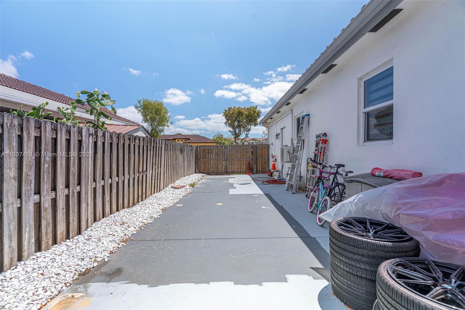 OLD COUNTRY ROAD ESTATES - Residential