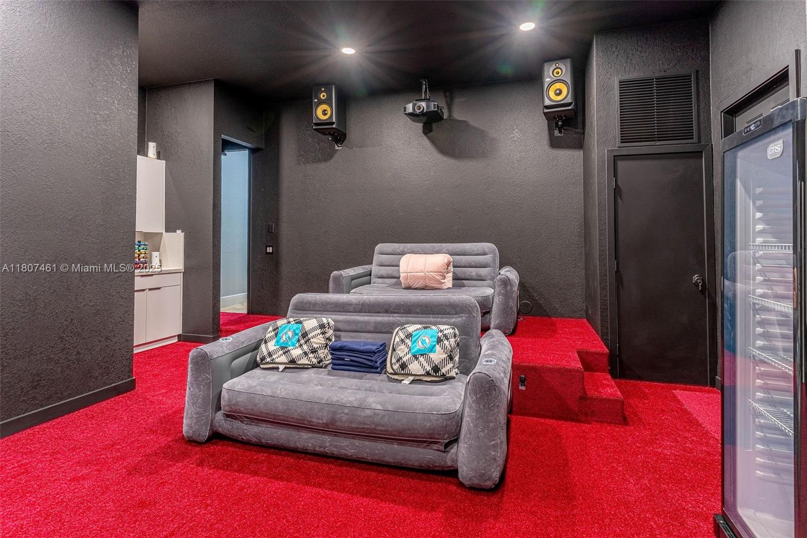 OLD COUNTRY ROAD ESTATES - Residential