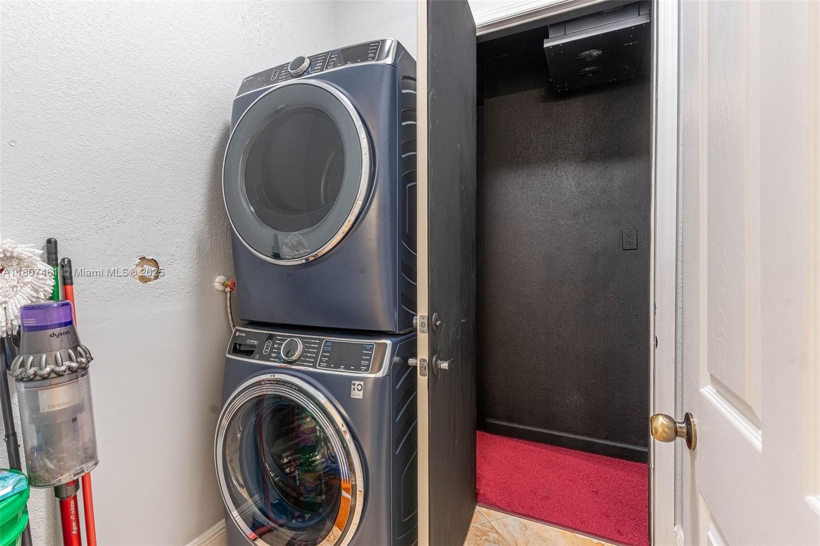 OLD COUNTRY ROAD ESTATES - Residential