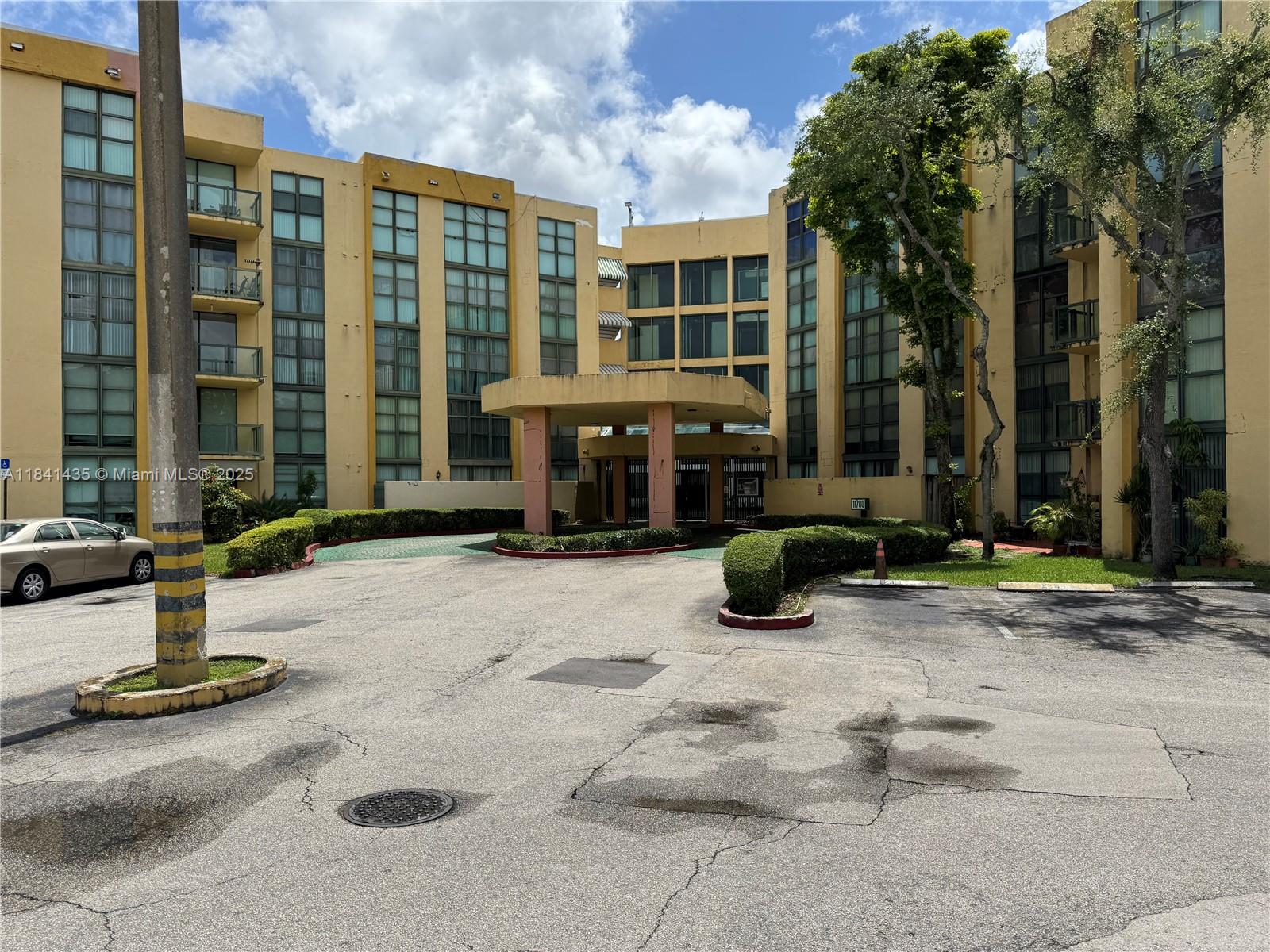 This unit is ideal as a first home or a great investment rental. Recently updated with fresh paint throughout, a fully renovated kitchen, and a partially renovated bathroom. The spacious bedroom and generous living area offer comfortable living, and the convenience of an in-unit washer and dryer. Don’t miss this opportunity!