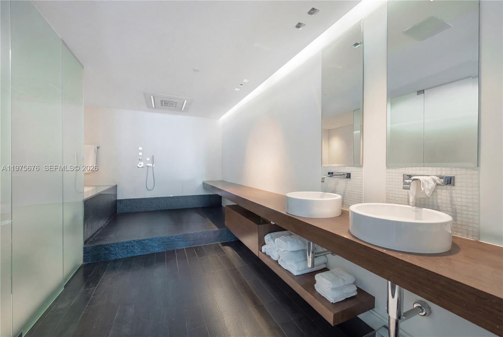 CONTINUUM ON SOUTH BEACH - Residential