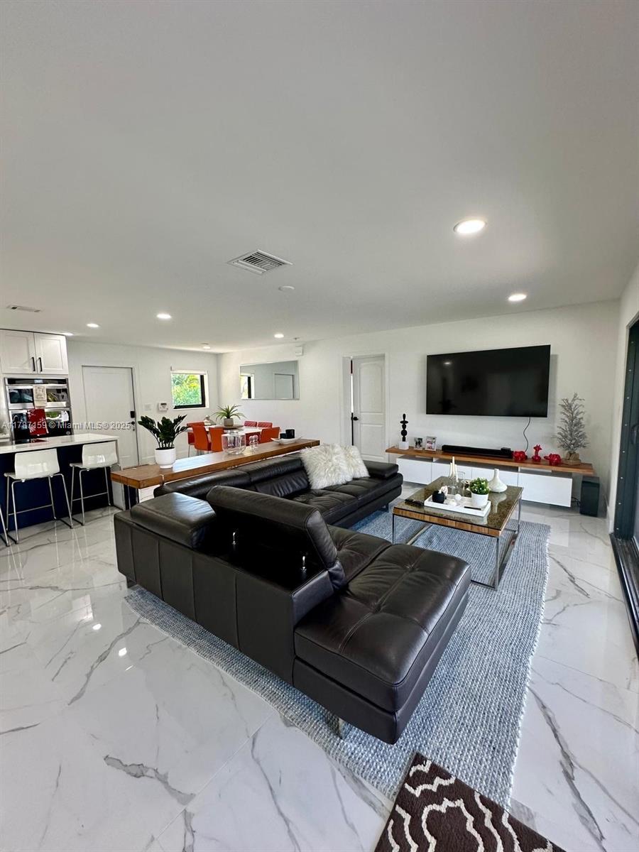 CORAL KEY VILLAS 2ND SEC - Residential