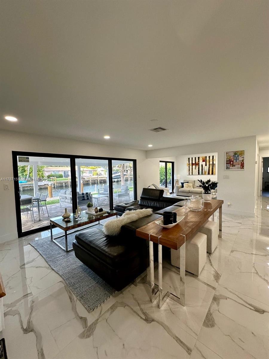 CORAL KEY VILLAS 2ND SEC - Residential