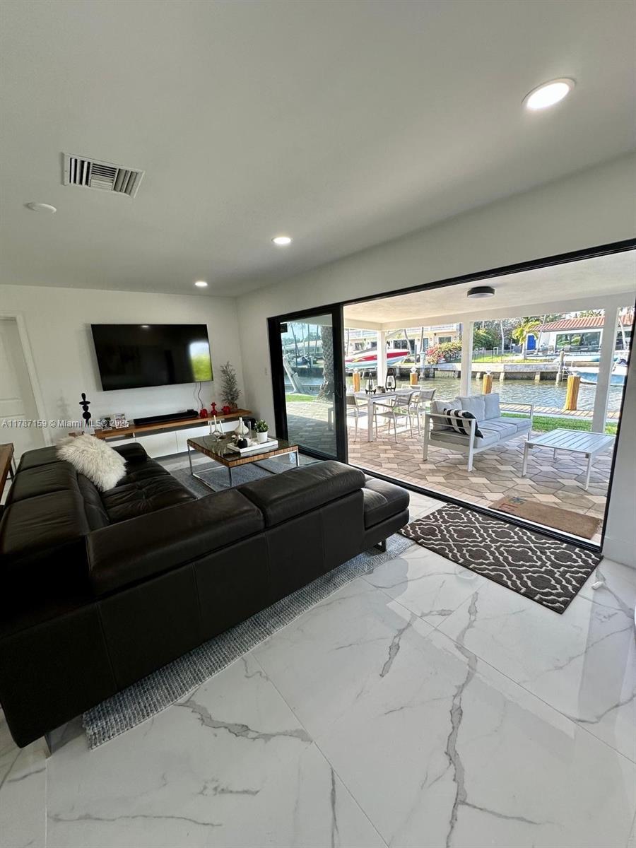 CORAL KEY VILLAS 2ND SEC - Residential