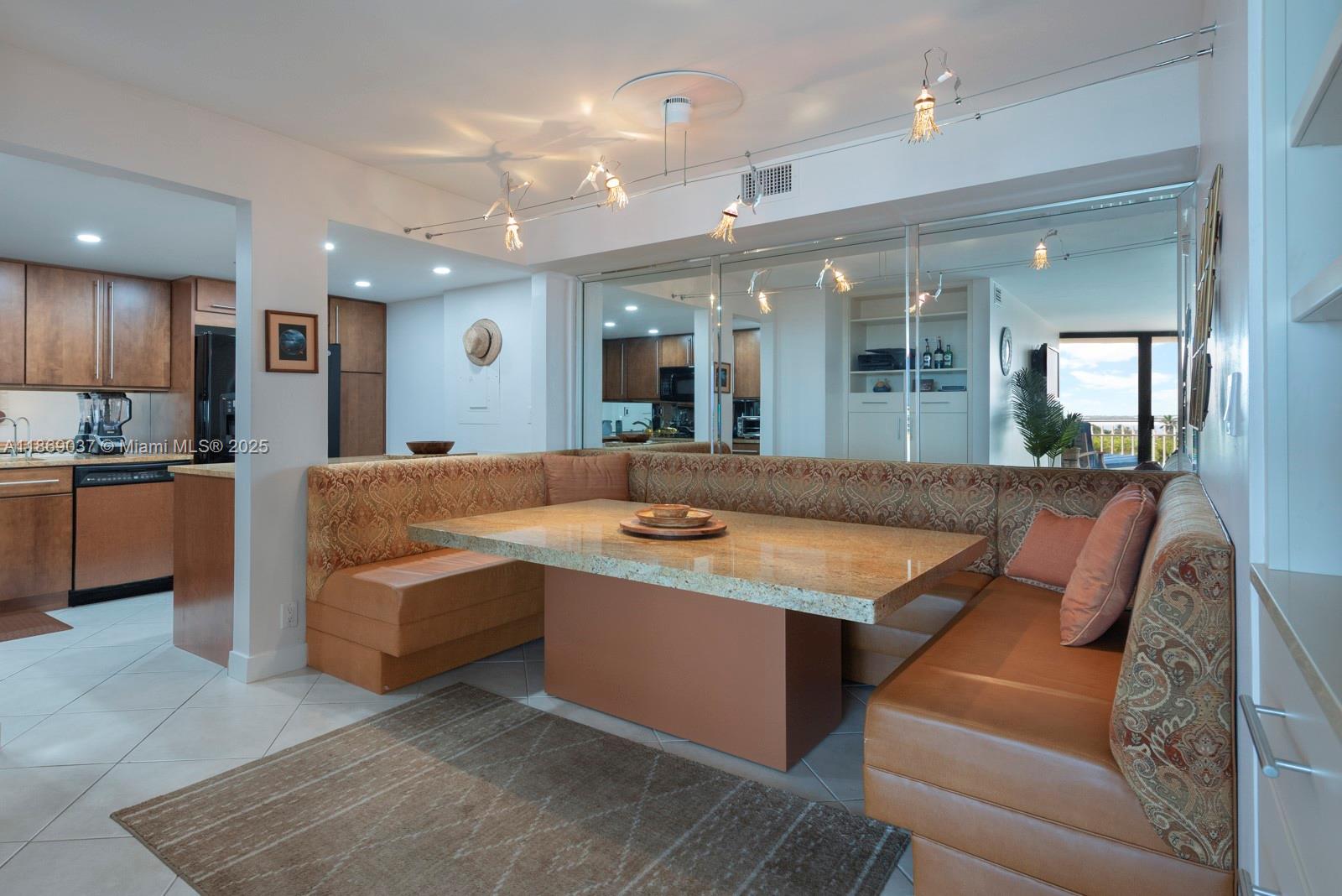 TOWERS OF QUAYSIDE CONDO - Residential