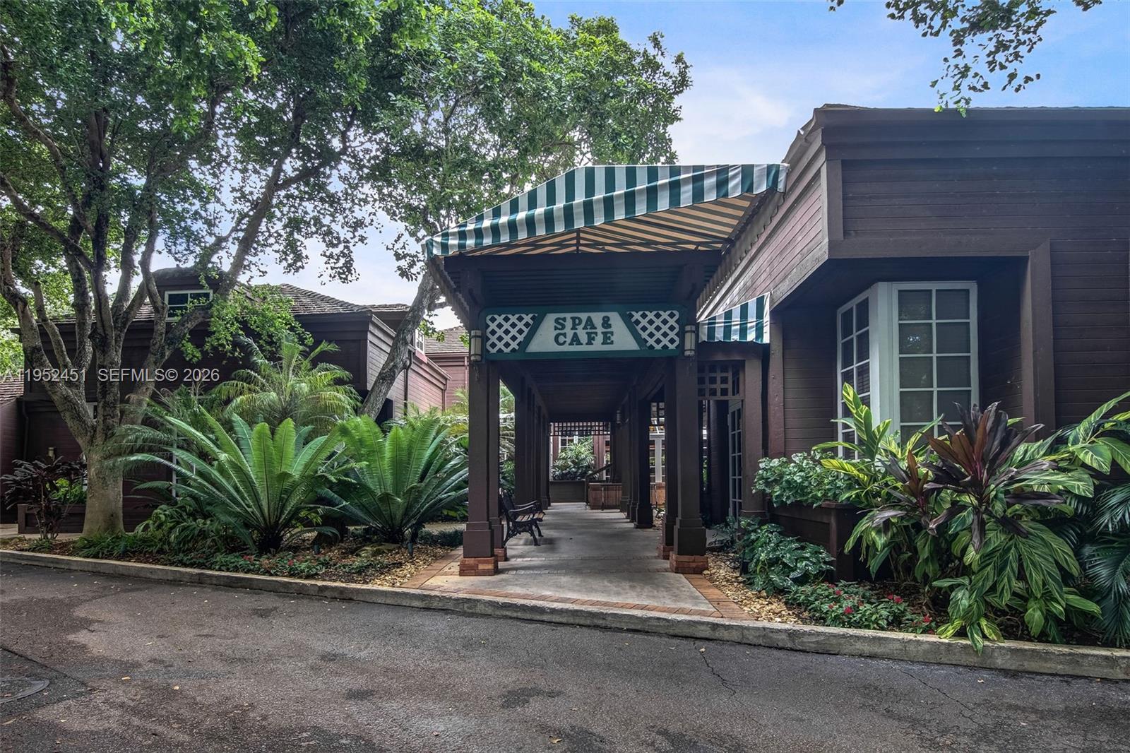 THE TOWERS OF QUAYSIDE CO - Residential