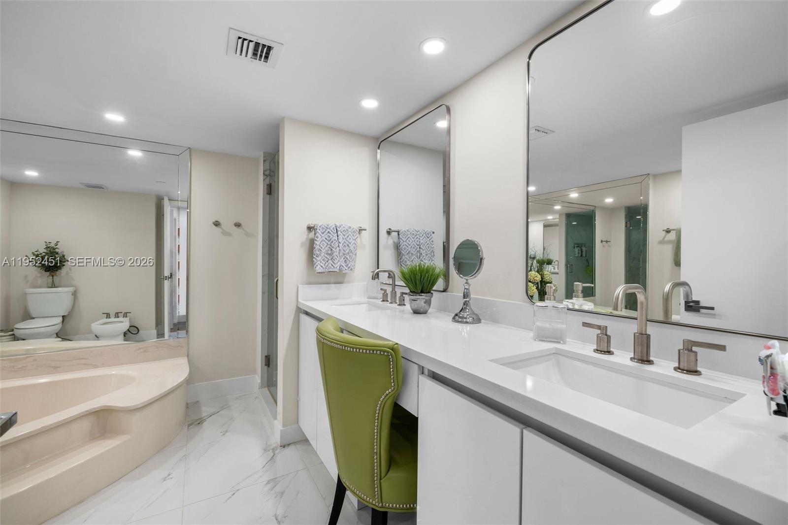 THE TOWERS OF QUAYSIDE CO - Residential