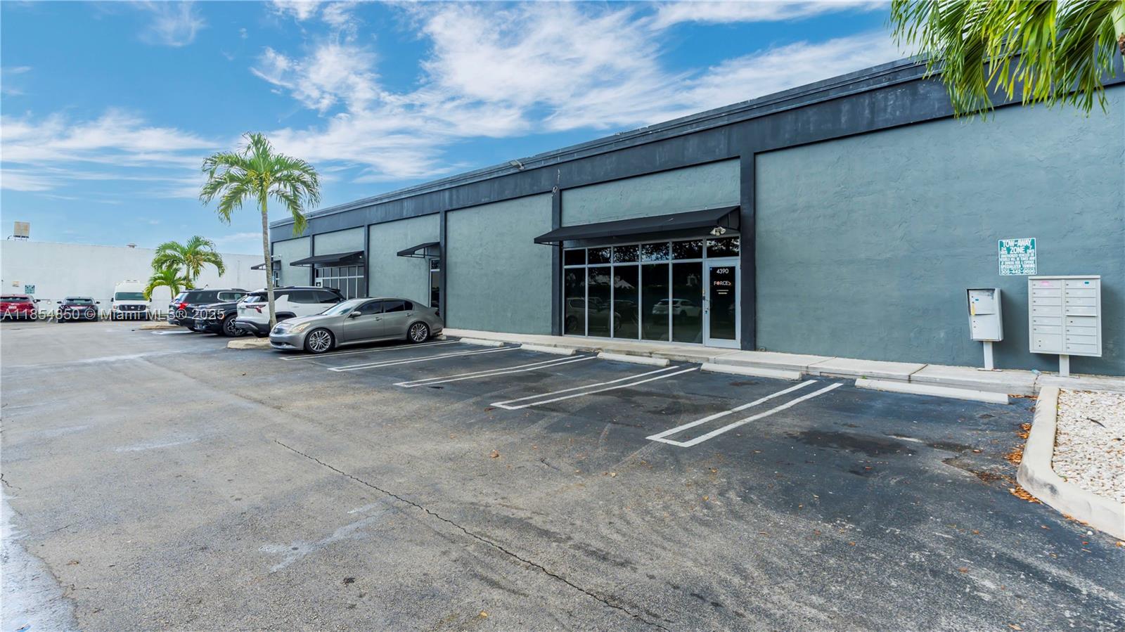 Fully Airconditioned Office/ with small Warehouse combination. Corner unit with 2 covered street level loading doors
Electrical room
Kitchen/break area
Bathroom and several private offices . Open reception/conference area. covered and open parking in front of unit available.
Unit next door which is all warehouse space of 2,475 SF can be leased together.
Close to 826 and MIA.
Call LA for details