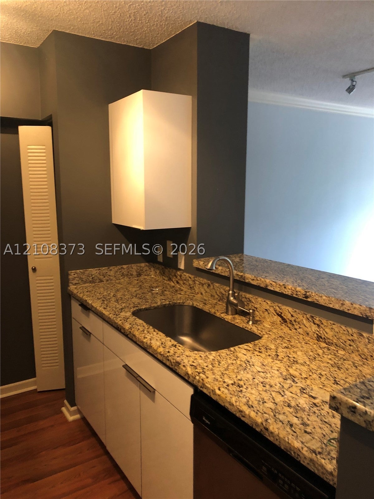 1900 Van Buren St 411B