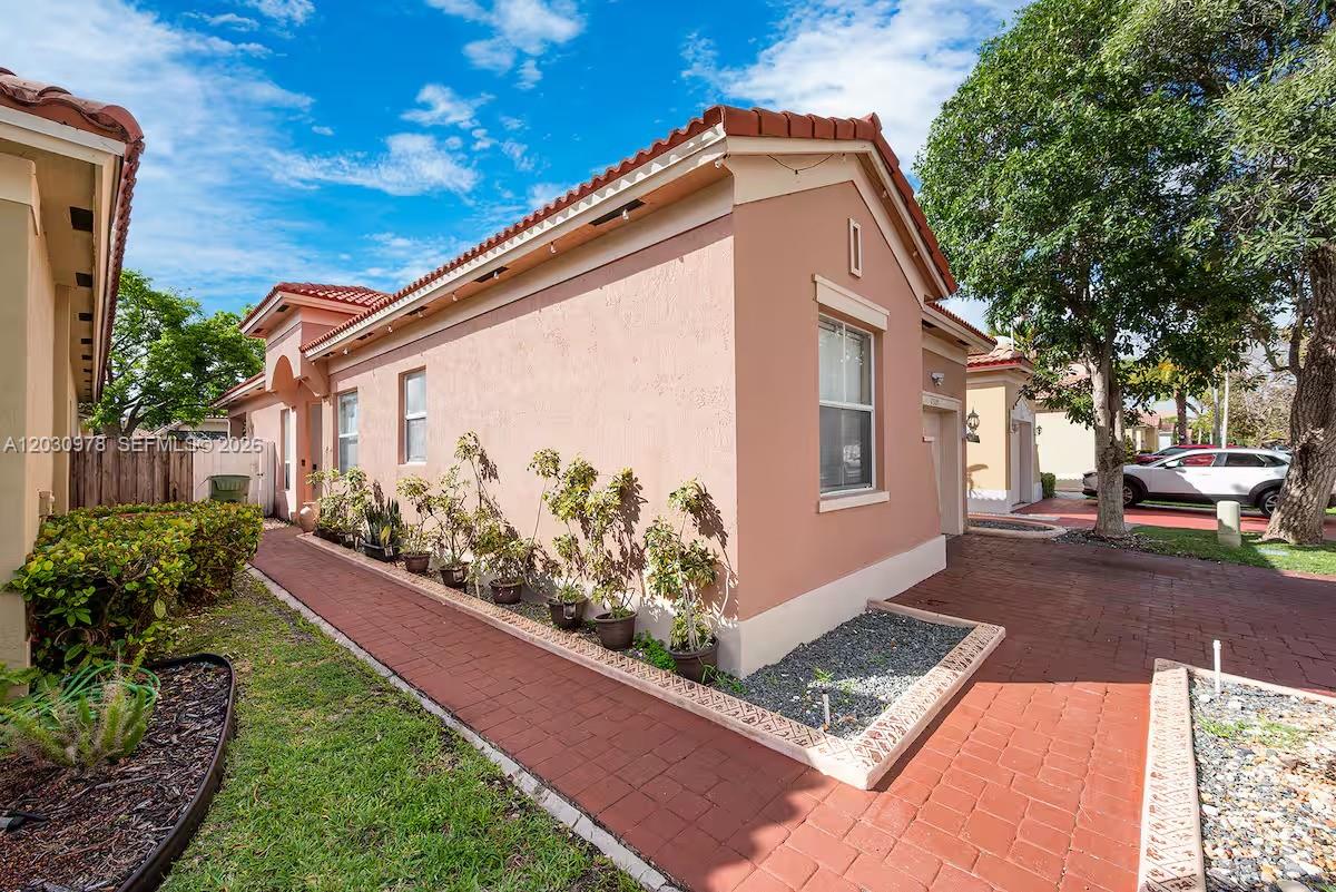 2327 NE 37th Ter