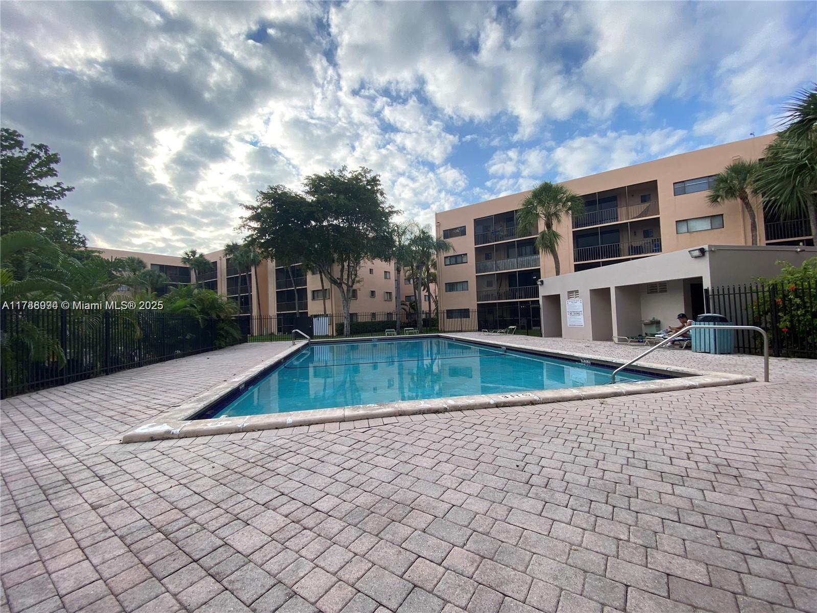 HORIZONS WEST CONDO #10 - Residential
