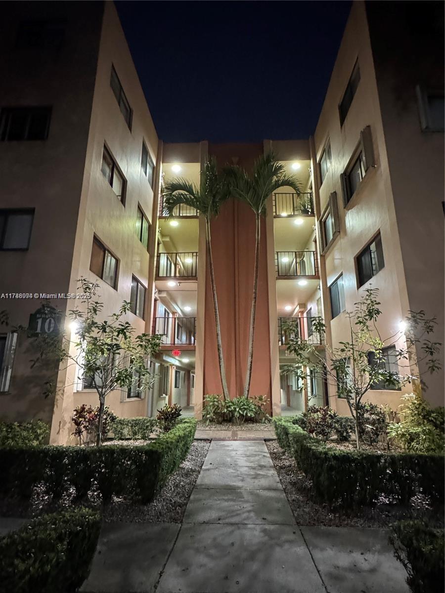 HORIZONS WEST CONDO #10 - Residential