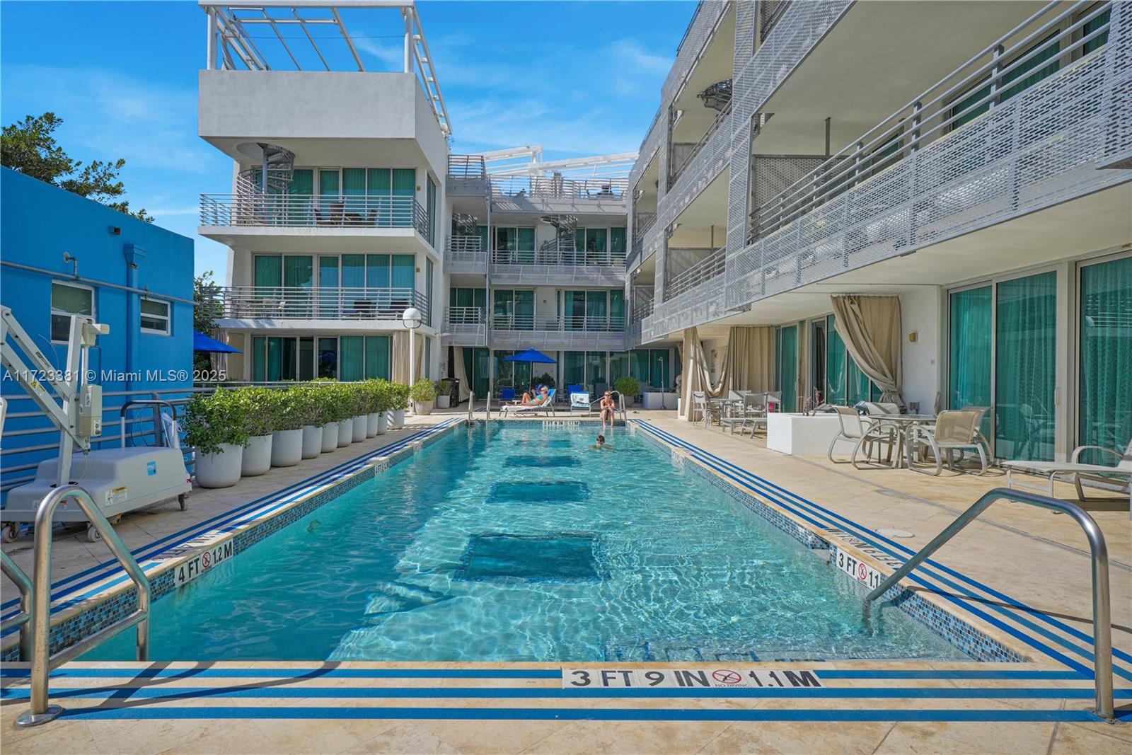 DE SOLEIL S BCH RESIDENTI - Residential