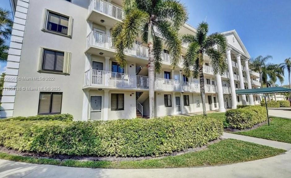 Remodeled and fully furnished 2 bedroom + den, 2 bathroom Condo in prime Boca Raton location. Features include brand new tile floors, full dining area, and large smart TV in living room. Laundry room with full-size washer and dryer in unit. Quiet community with pool, elevator access, and security. Includes 1 assigned parking space & complimentary guest parking. Close to schools, parks, beaches, and Town Center Boca
Mall. Available immediately!!! Will not last long!