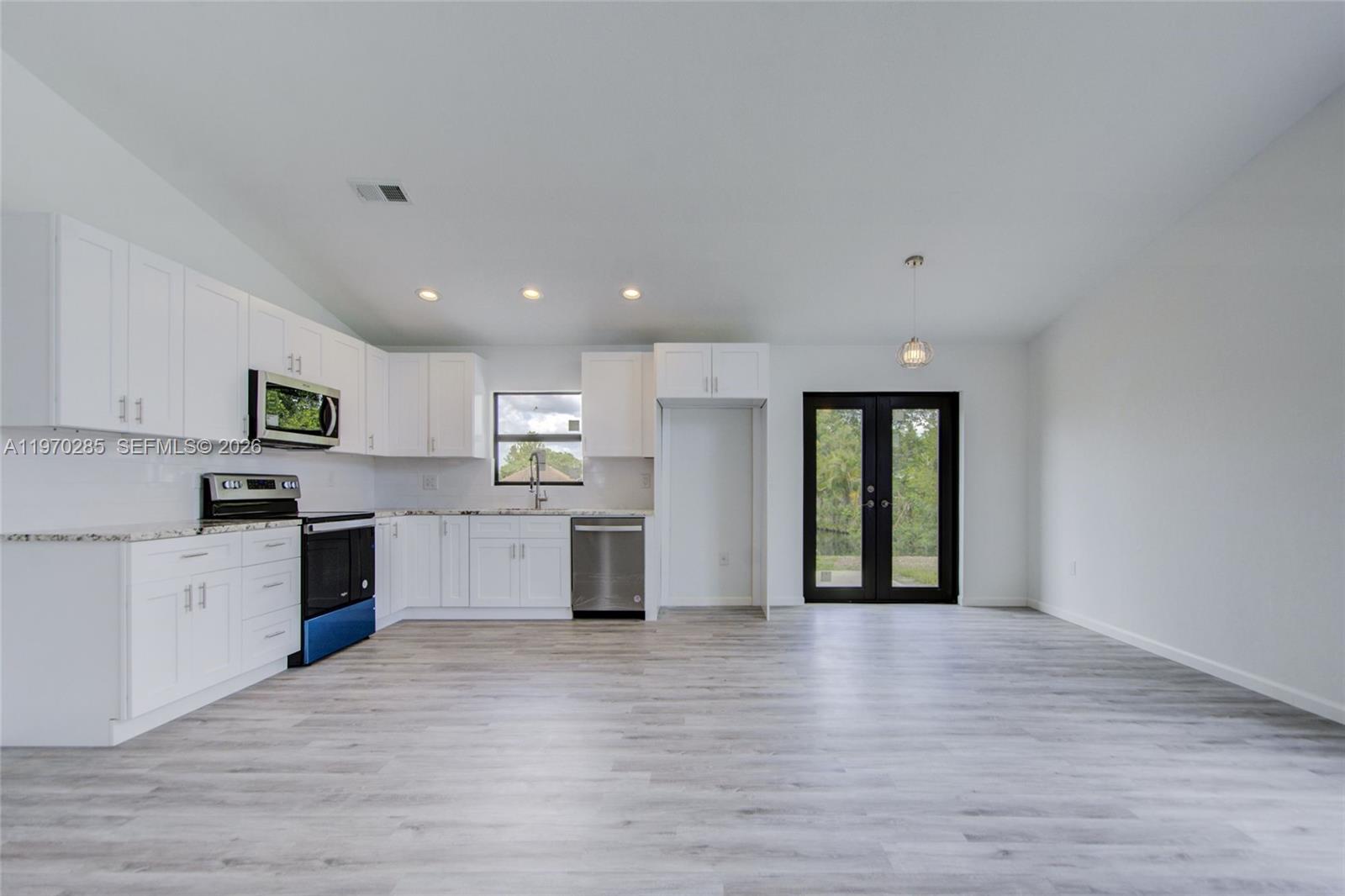 CENTRE LAKE - Residential