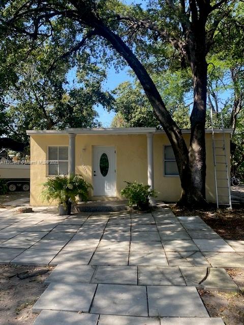 Great opportunity to own this remodeled 2/1 house sitting in a 7,600 sf corner lot!! New a/c units, appliances, flat roof on the back terrace and huge fence with two gates! Mango trees all around offering shades and freshness, with room for a pool and to park a boat!
Very good location!! Send your best offer together with the DU.