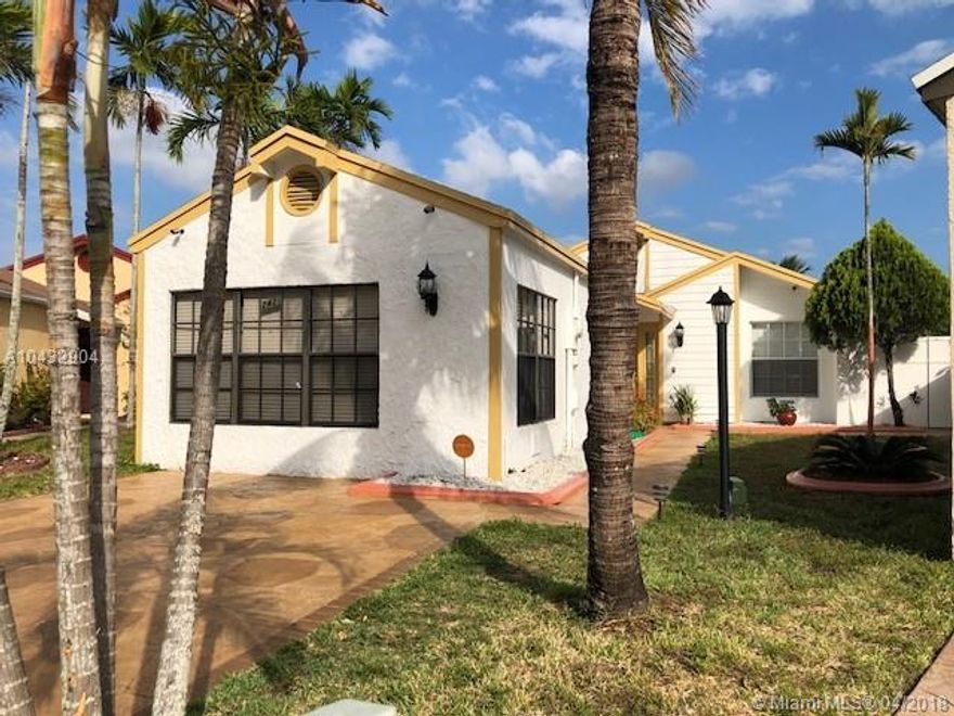 BEAUTIFUL IN A CUL-DE -SAC SINGLE FAMILY HOME 4 BEDROOMS 2 BATHROOMS. IT FEATURES: STAINLESS STEEL APPLIANCES, TILE FLOORS THROUGHOUT, VAULTED CEILING. COVERED SCREENED TERRACE. POOL ABOVE THE GROUND. HUGE FENCED BACKYARD. ALARM SYSTEM AND SURVEILLANCE CAMERAS. LOW ASSOCIATION FEE.