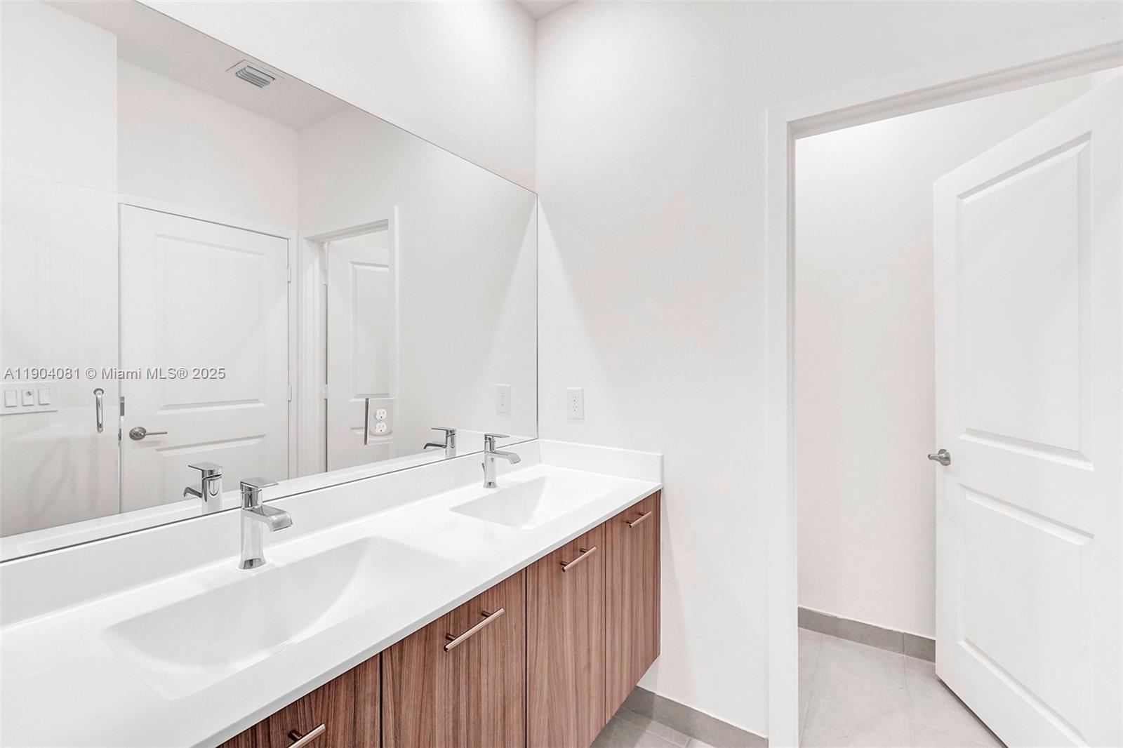 DOWNTOWN DORAL SOUTH PHAS - Residential