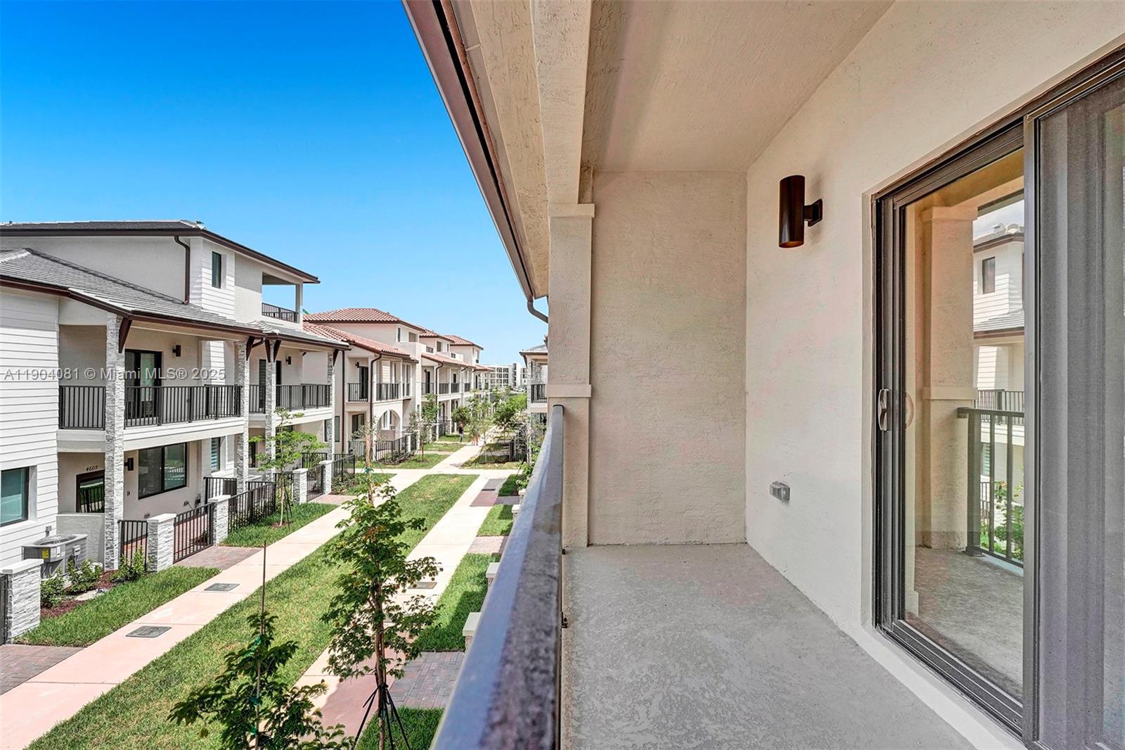 DOWNTOWN DORAL SOUTH PHAS - Residential