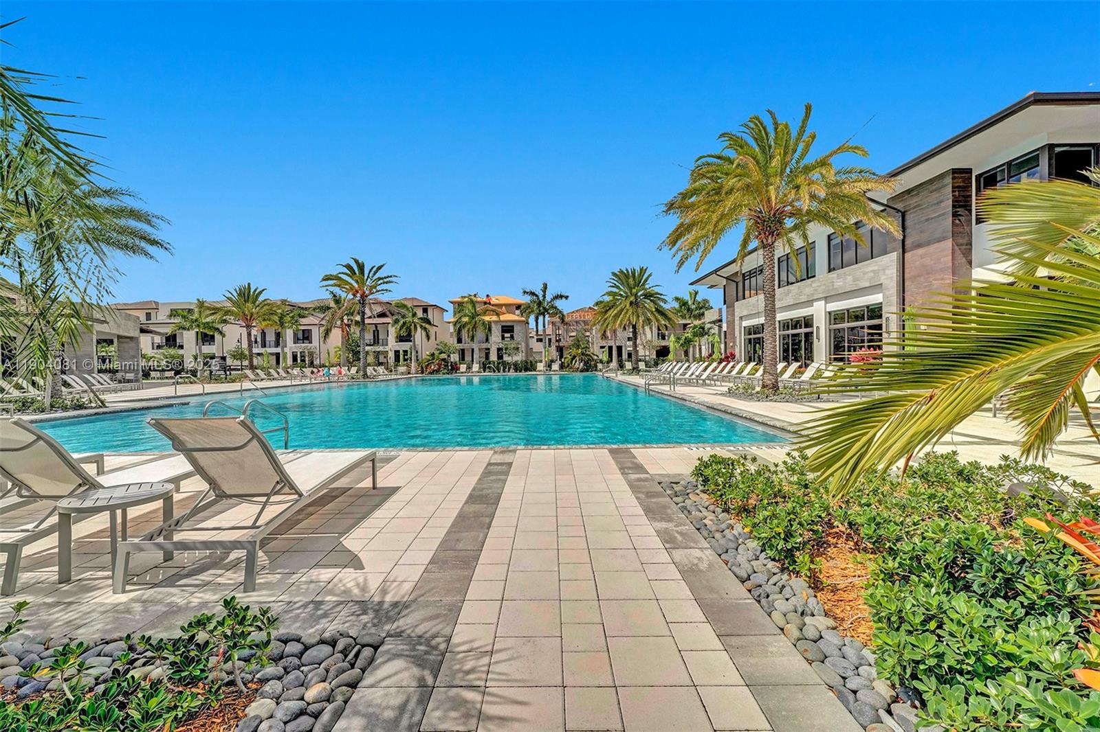 DOWNTOWN DORAL SOUTH PHAS - Residential