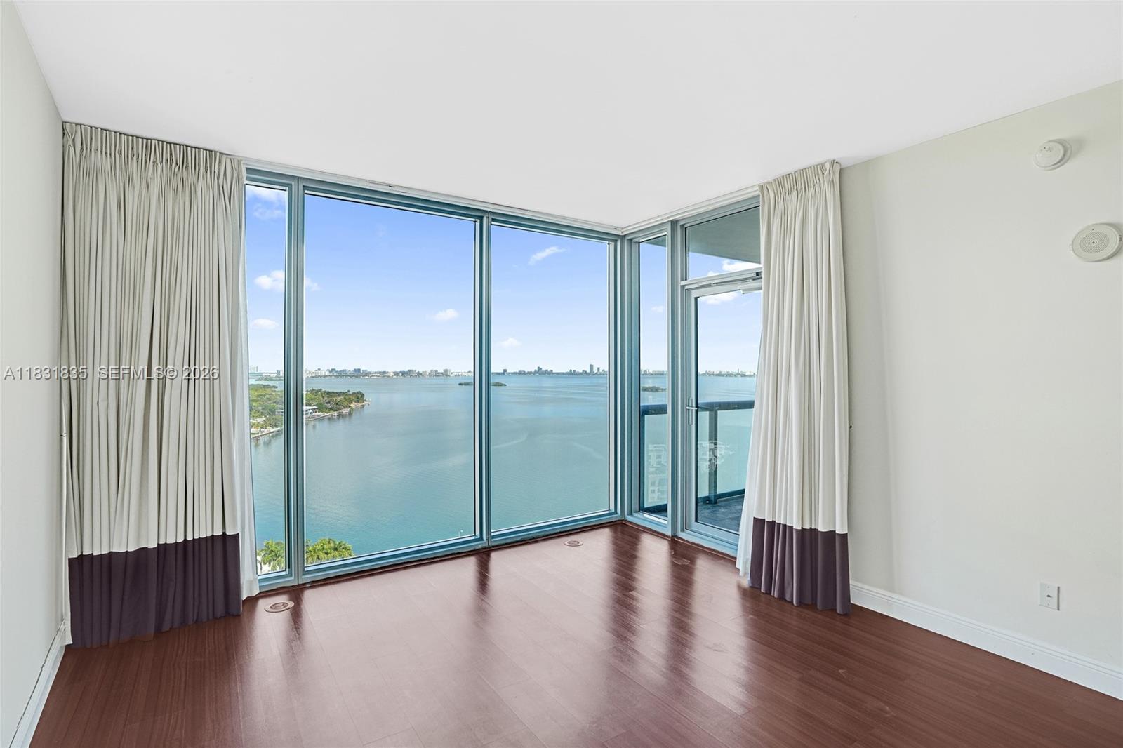 BLUE CONDO - Residential