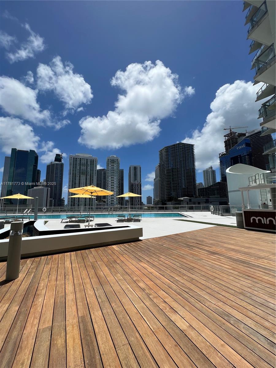 MINT CONDO - Residential