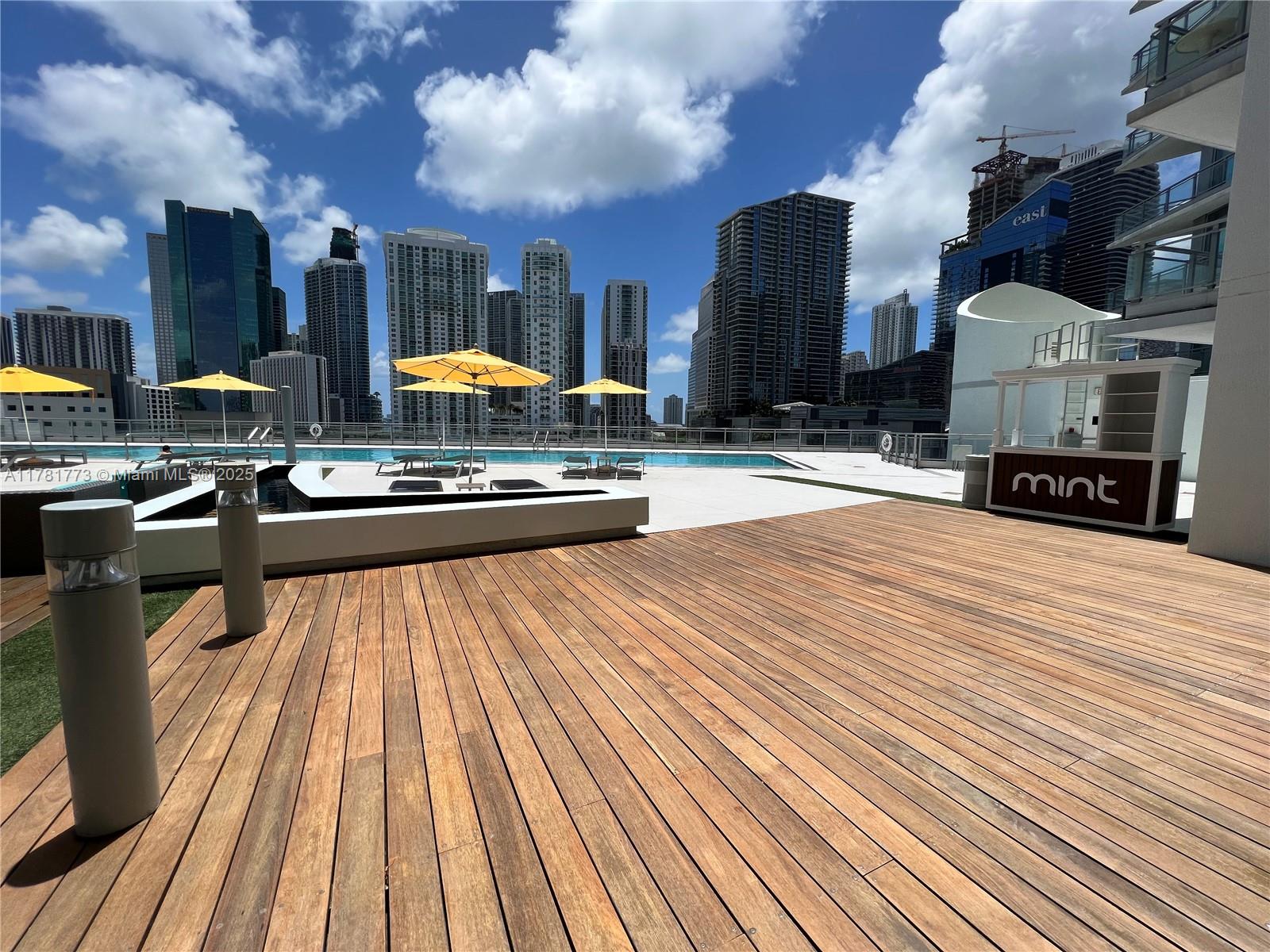 MINT CONDO - Residential