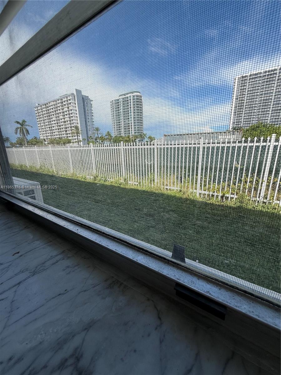 NO BAY WHITE HOUSE NO 1 C - Residential