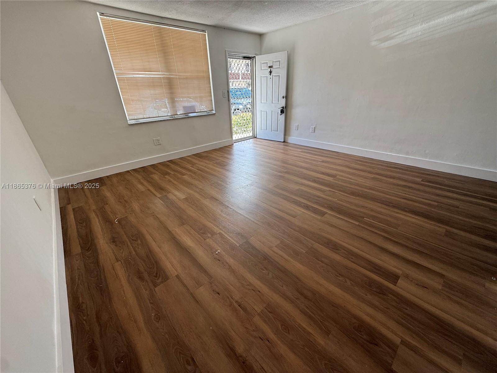 NO BAY WHITE HOUSE NO 1 C - Residential