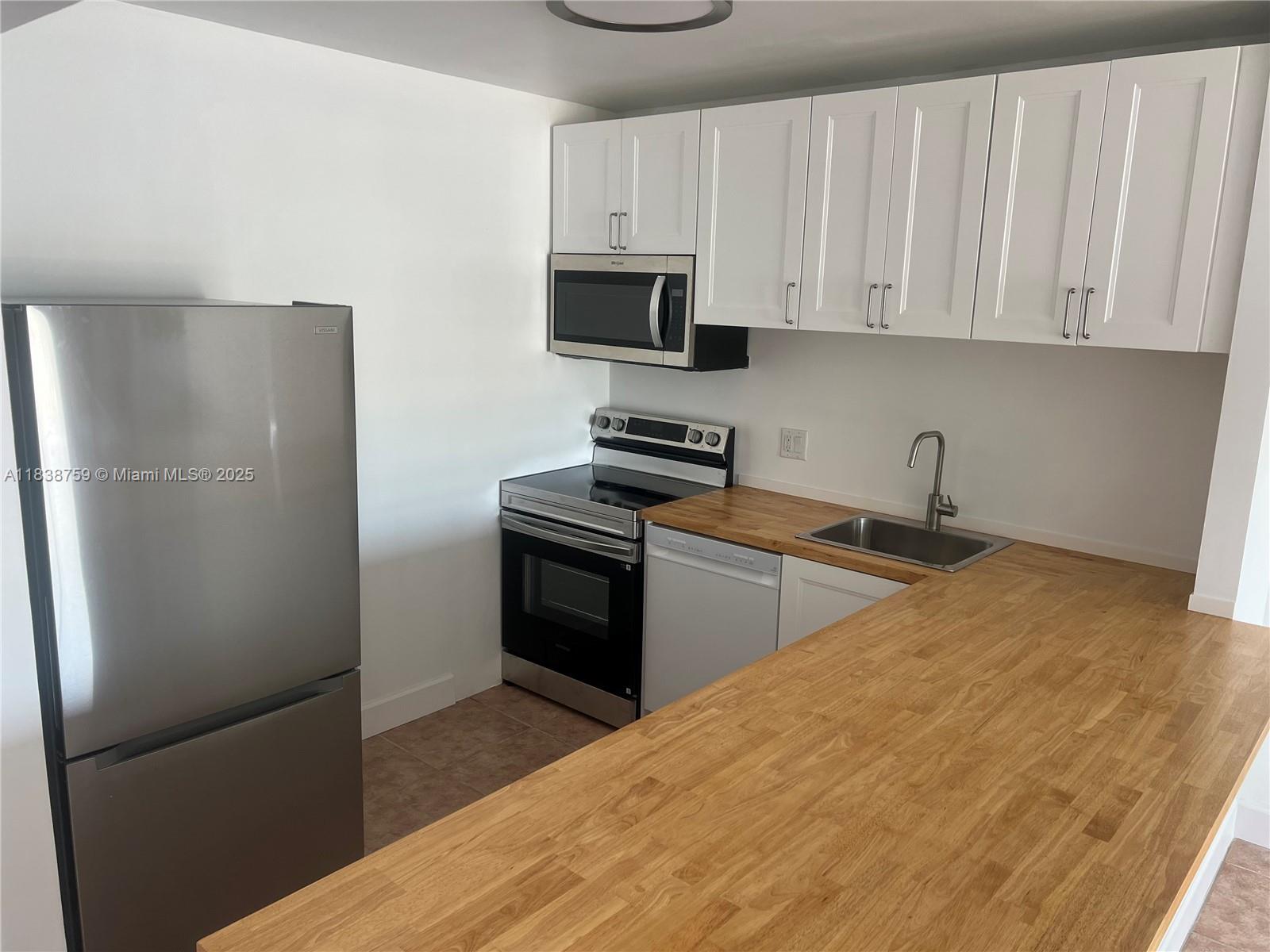 Step into this beautifully updated 1-bedroom, 1-bathroom furnished apartment that offers the perfect blend of comfort, style, and convenience.
Located in a secure, well-maintained building, this unit features a brand-new kitchen with sleek finishes and modern appliances—perfect for cooking at home or entertaining guests.
Enjoy your morning coffee or unwind in the evening on your private balcony with serene water views. The living area and bedroom are tastefully furnished, offering a move-in-ready experience.
Residents have access to premium amenities, including a brand-new swimming poo and gym, and a secure lobby with controlled access for peace of mind.
The Apartment comes with one assigned parking spot and Washer Dryer on the floor.