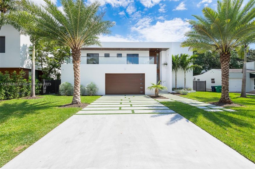 Experience luxury living at its finest in this stunning, 2022 house located in High Pines. Featuring designer-grade finishes, including a top-of-the-line Italian kitchen with Miele appliances and custom California closets, as well as unique wood flooring and doors, this property is the ultimate entertainer's oasis. With its modern architecture, panoramic garden views, & grand indoor-outdoor living spaces, this home is sure to impress. Relax by the tranquil pool, hot spa, & outdoor kitchen with a gas BBQ, while enjoying the convenience of a fully integrated smart home system & motorized features such as blackout shades, pool cover, a mosquito system, & external security system. Enjoy peace and privacy on a quiet street, yet have the best schools, restaurants, & stores only a few blocks away