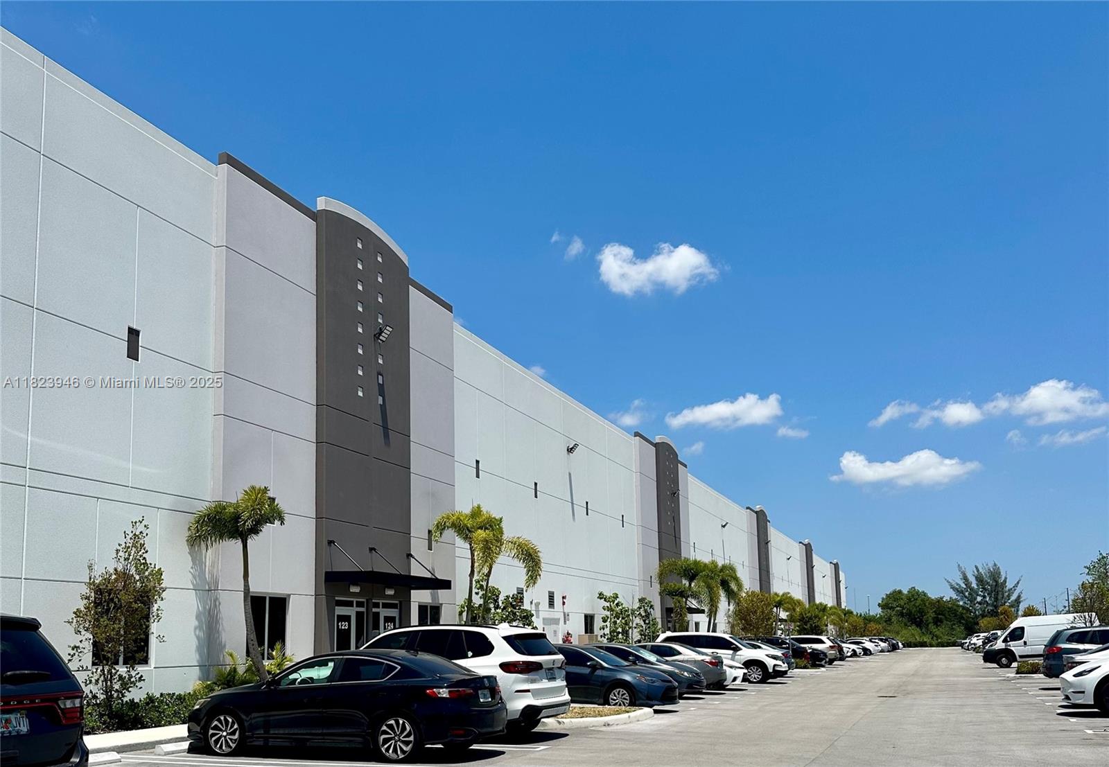 Beautiful open office space with 1 bathroom and private entrance, amazing location and exposure to 138 ST in Hialeah.
