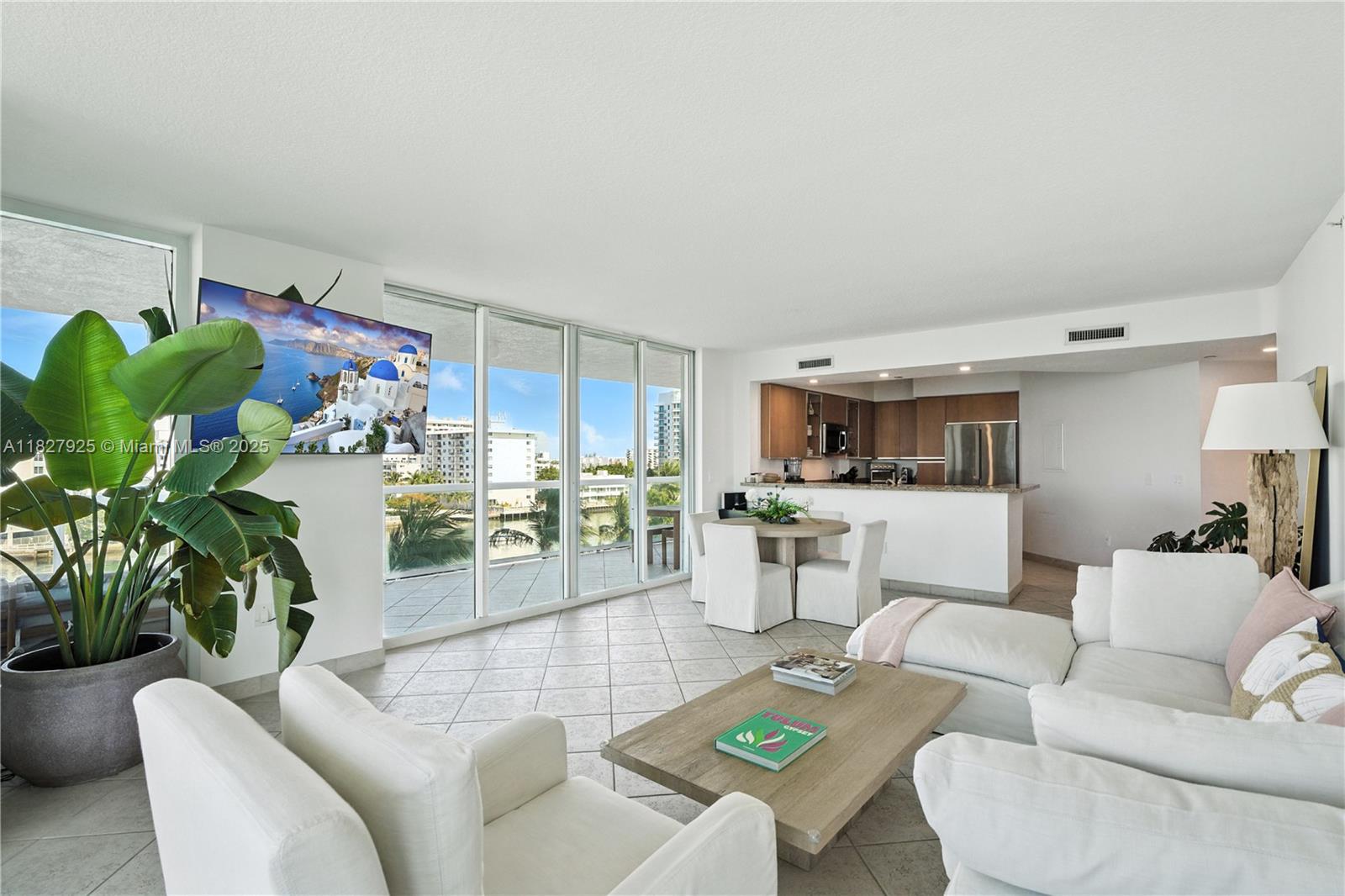 10 Venetian Way 604