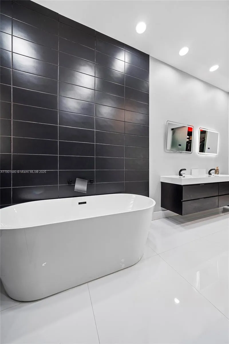 Hollywood, Florida 33019, United States, 3 Bedrooms Bedrooms, ,2 BathroomsBathrooms,Residential,Active,127933