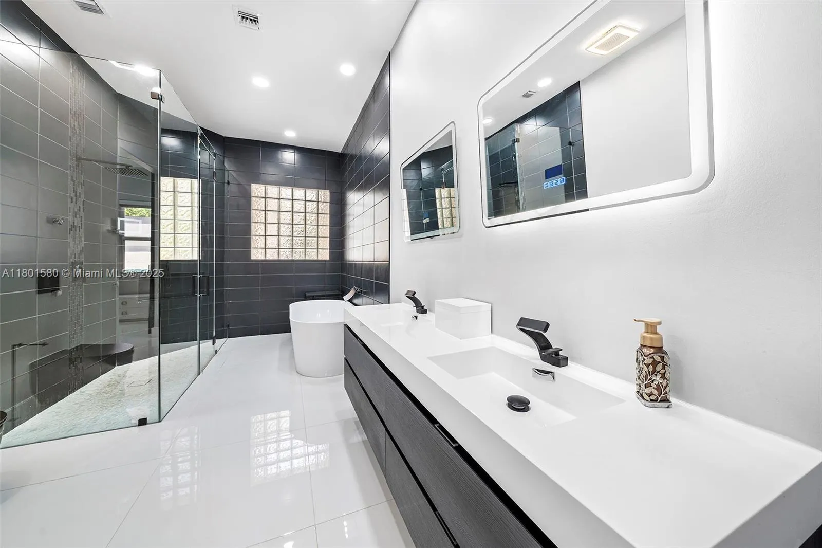 Hollywood, Florida 33019, United States, 3 Bedrooms Bedrooms, ,2 BathroomsBathrooms,Residential,Active,127933