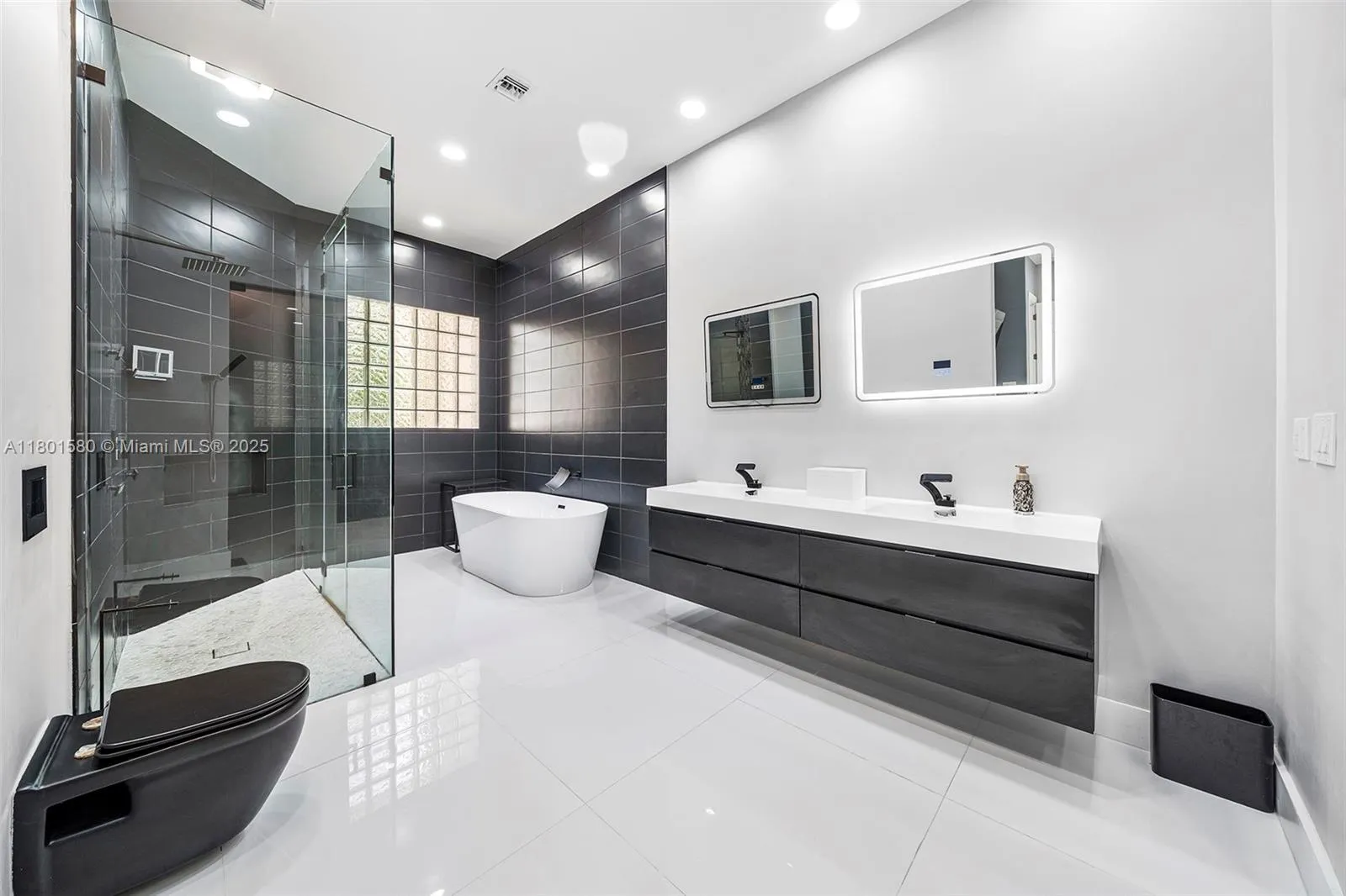 Hollywood, Florida 33019, United States, 3 Bedrooms Bedrooms, ,2 BathroomsBathrooms,Residential,Active,127933