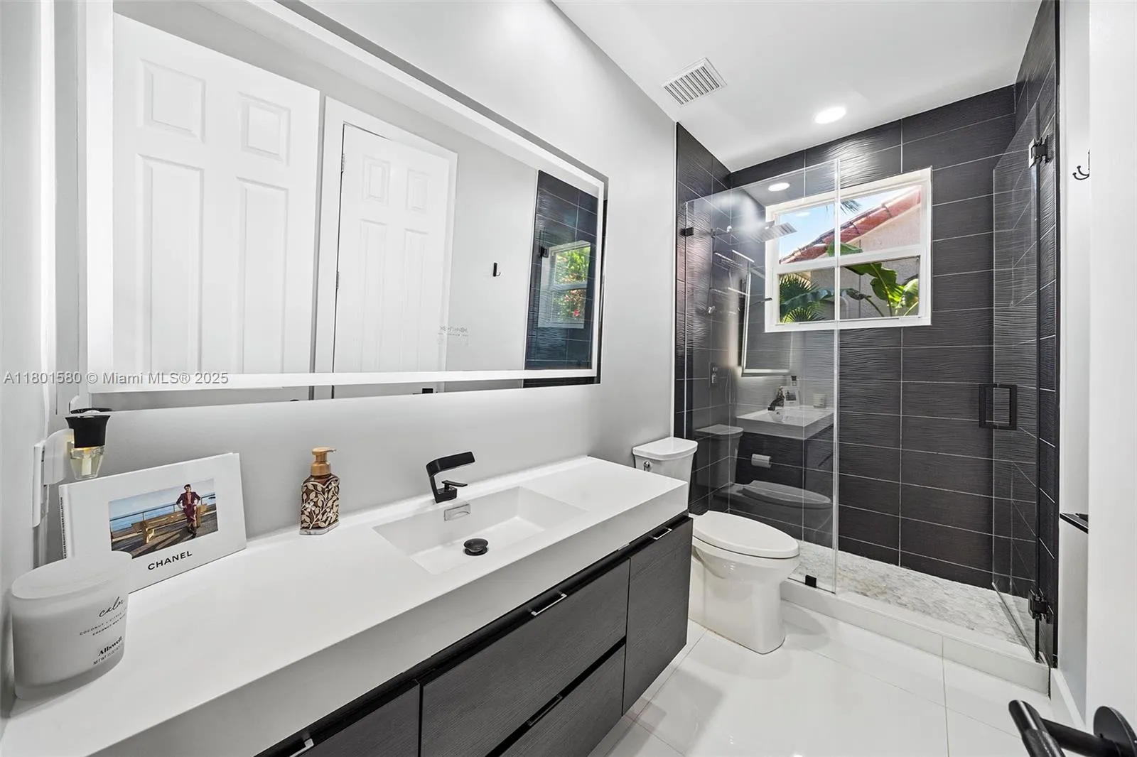 Hollywood, Florida 33019, United States, 3 Bedrooms Bedrooms, ,2 BathroomsBathrooms,Residential,Active,127933