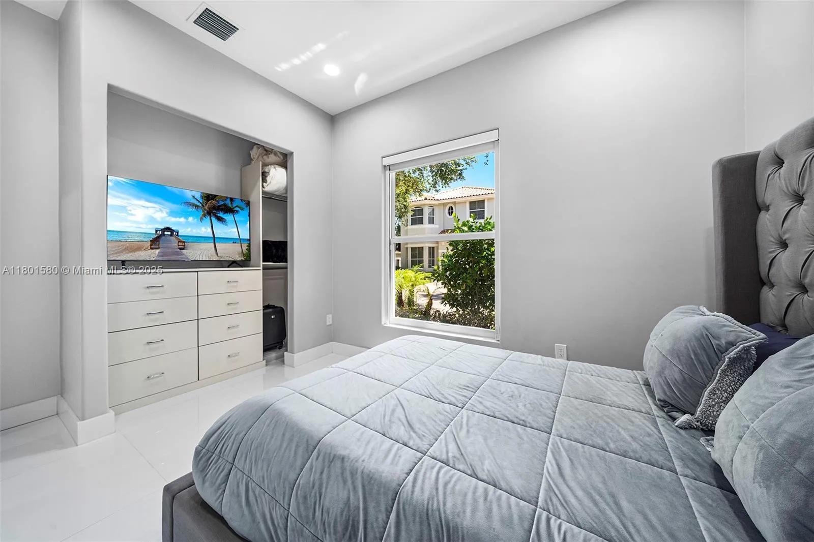 Hollywood, Florida 33019, United States, 3 Bedrooms Bedrooms, ,2 BathroomsBathrooms,Residential,Active,127933