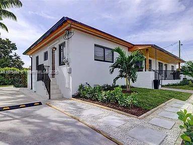 Spacious studio apartment with kitchenette, assigned parking space, and private bathroom.
Shared laundry room.
Utilities (water and internet) are included.
