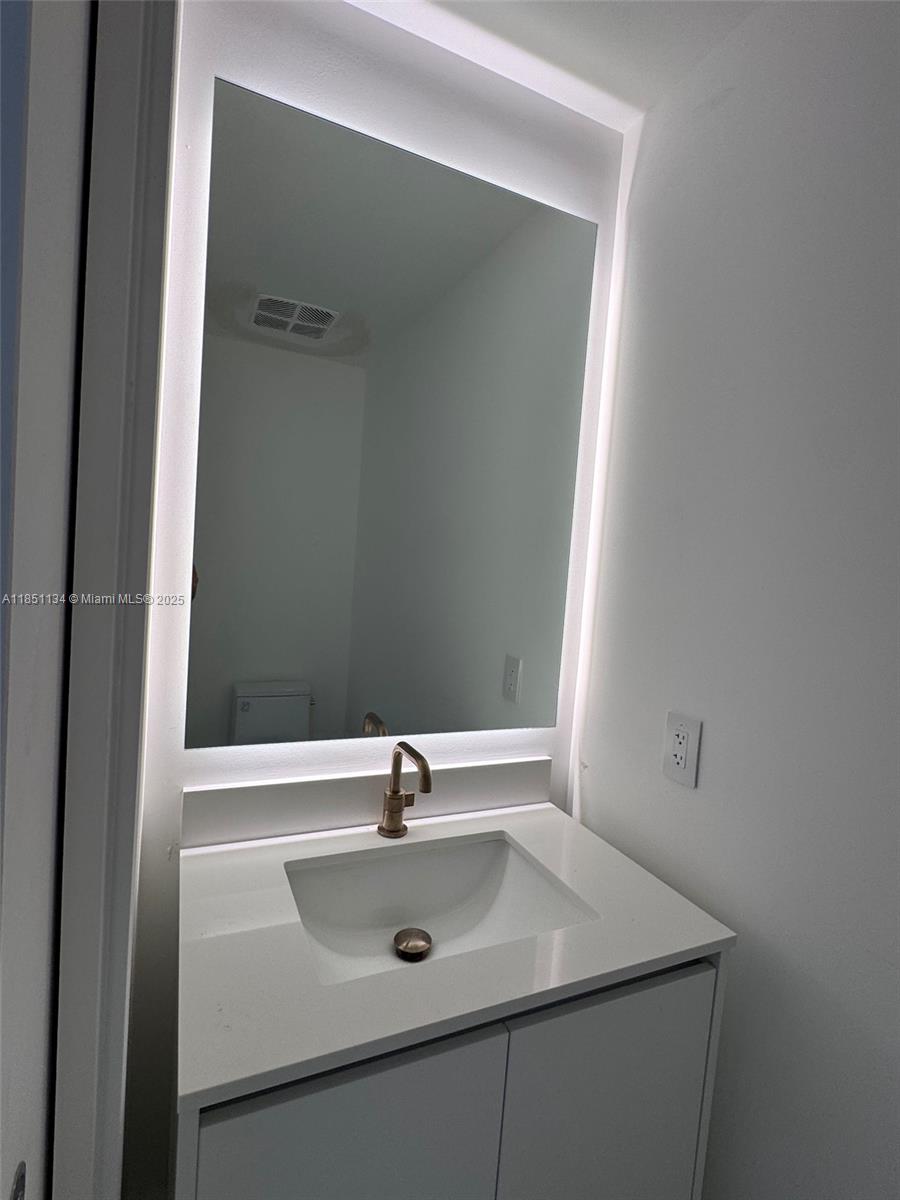 ARIA RESERVE SOUTH TOWER - Residential Lease