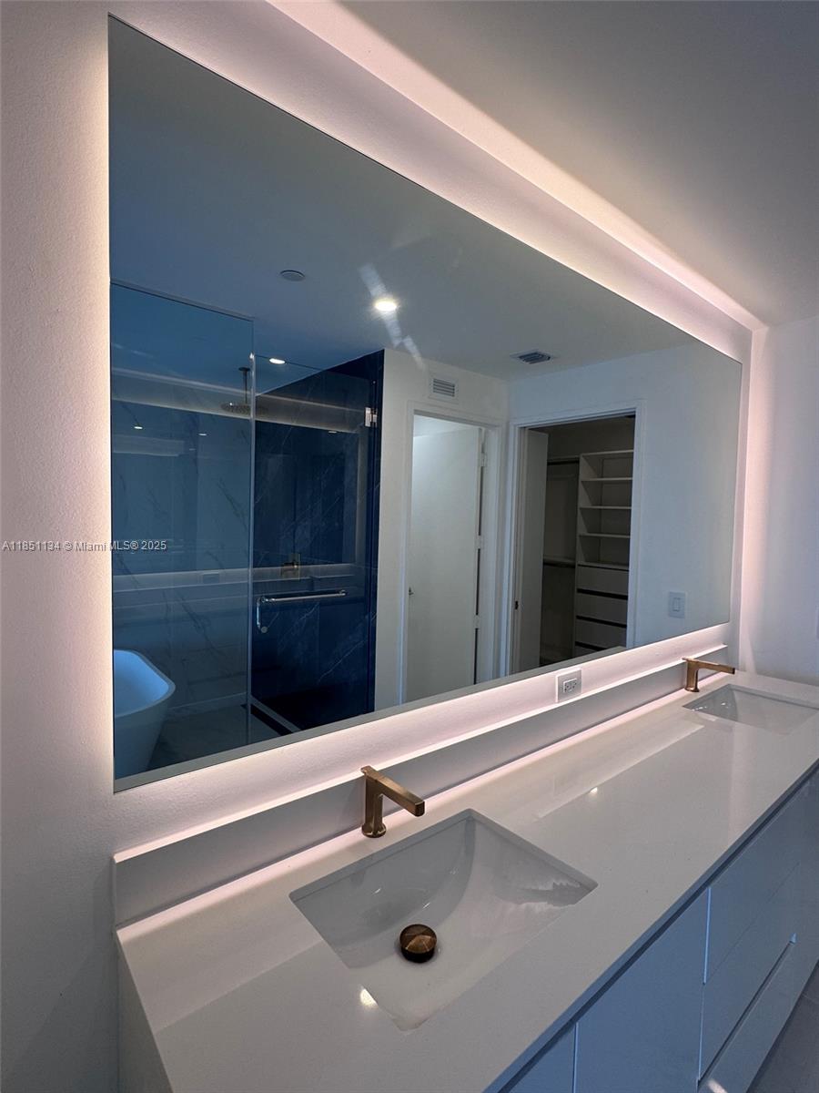 ARIA RESERVE SOUTH TOWER - Residential Lease