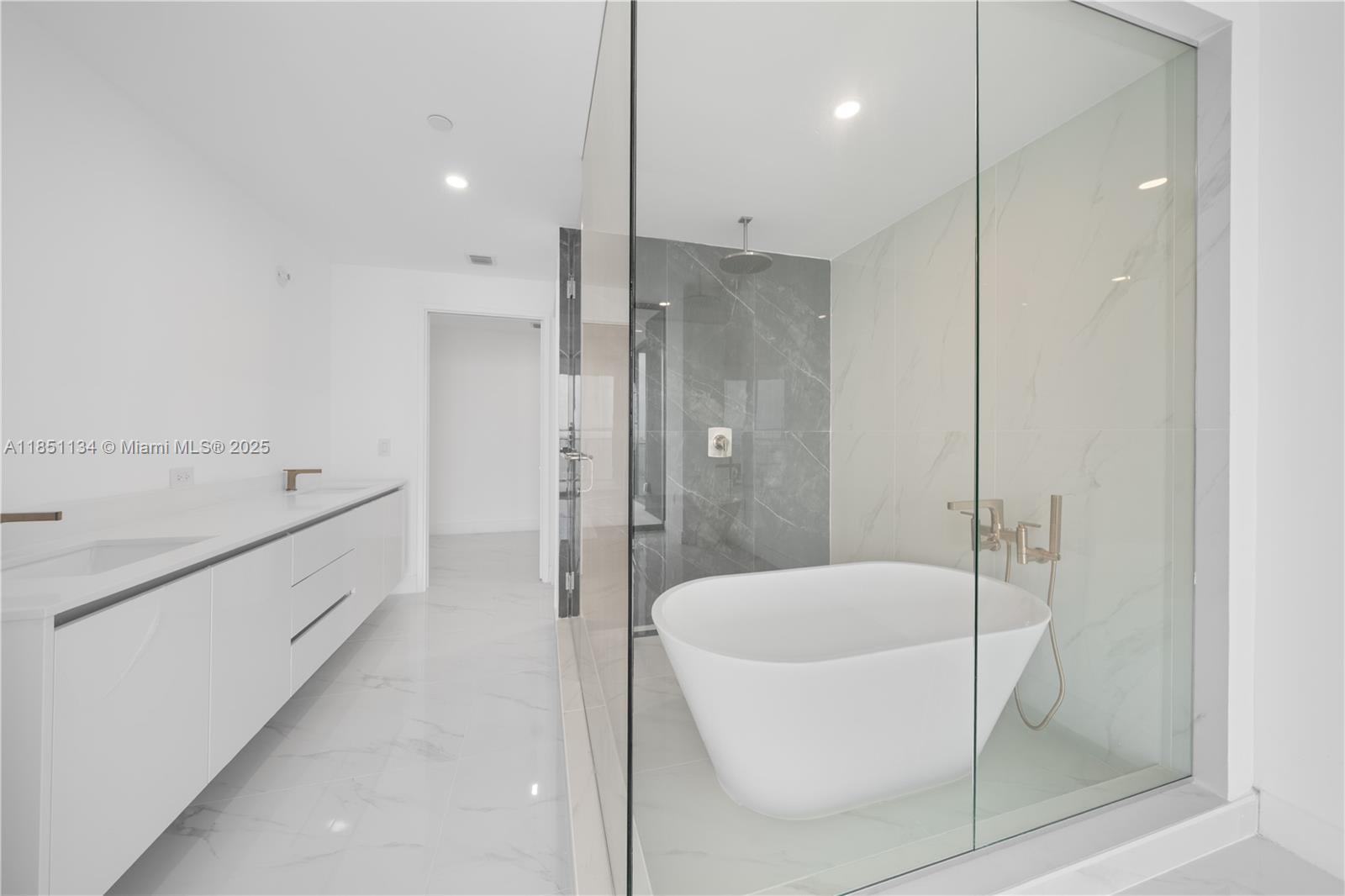 ARIA RESERVE SOUTH TOWER - Residential Lease