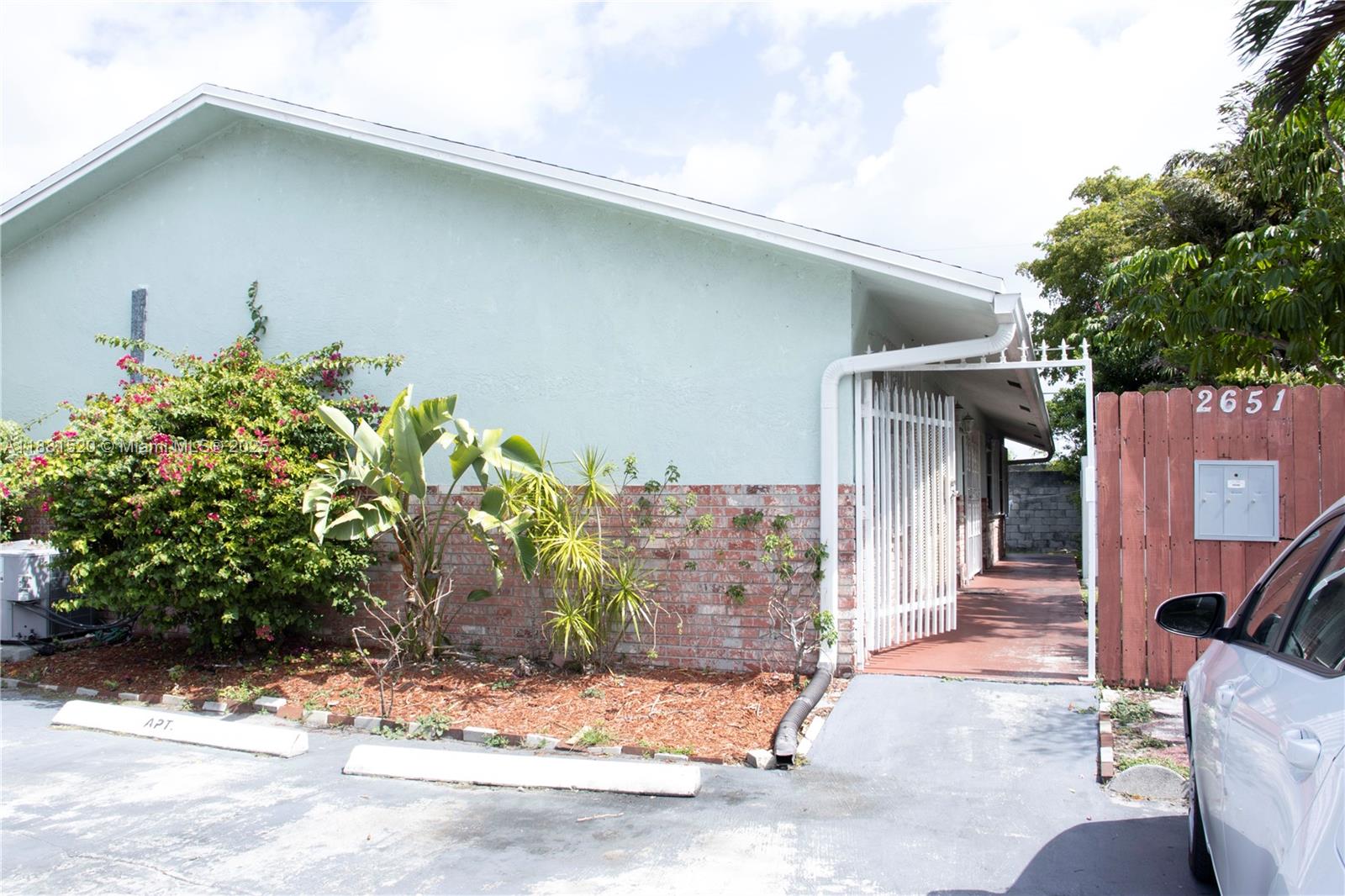 Excellent investment opportunity, this duplex has one-unit 3/2 and another 2/1, with a current income of $4000 per month. Both units are rented with stable tenants, ensuring immediate cash flow. Additionally, there is potential for rent increase. Central A/C, walk-in closets, stainless steel appliances. Large, fenced yard (ideal for privacy), good location in Fort Lauderdale which favors rental demand. this property is just 8 minutes from I-95 (quick access to Miami, West Palm Beach, or the rest of Broward) 15 minutes from the Las Olas and Downtown Fort Lauderdale and 20 minutes from the beaches of Fort Lauderdale