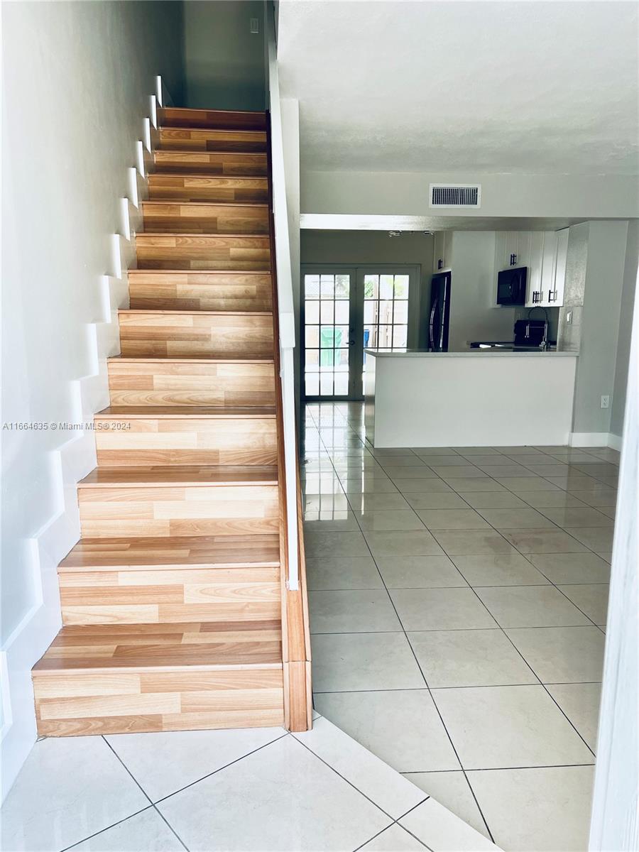 VILLAS UNIVERSITY SQUARE - Residential Lease