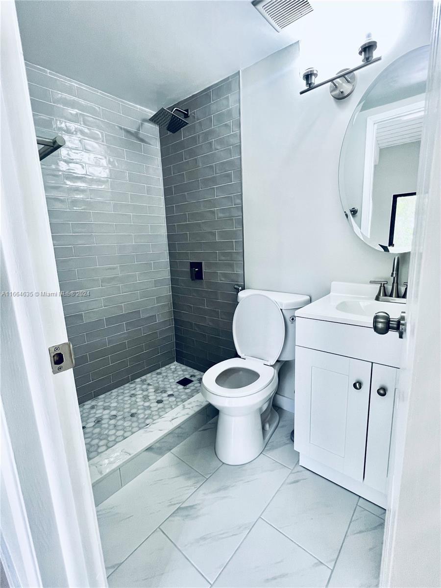 VILLAS UNIVERSITY SQUARE - Residential Lease